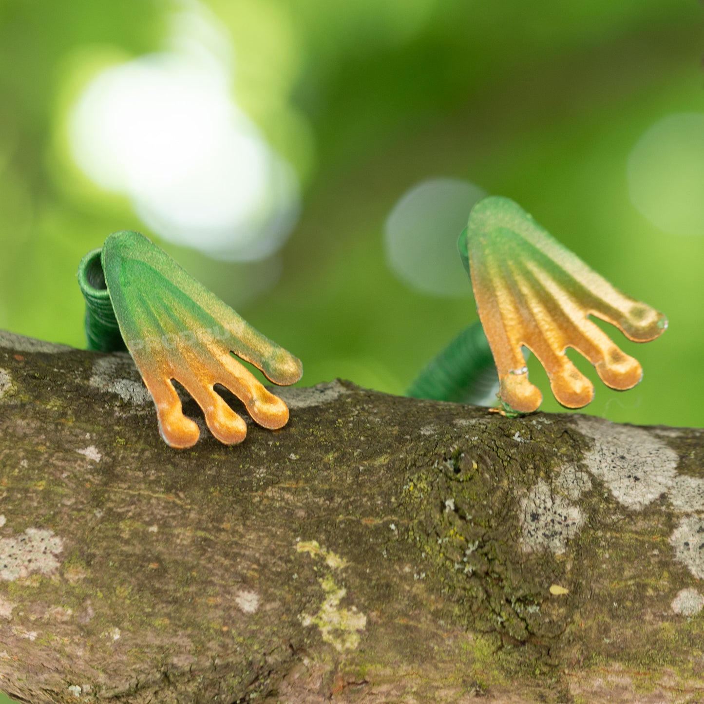 Set of 2 Fence Hanging Metal Frog Ornaments