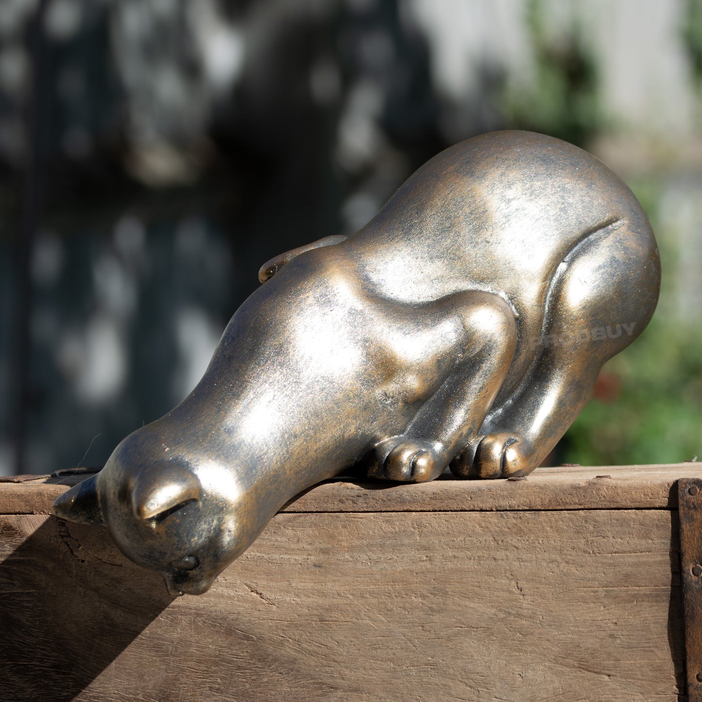 Peering Cat Resin Shelf Ornament
