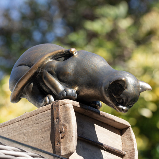 Peering Cat Resin Shelf Ornament