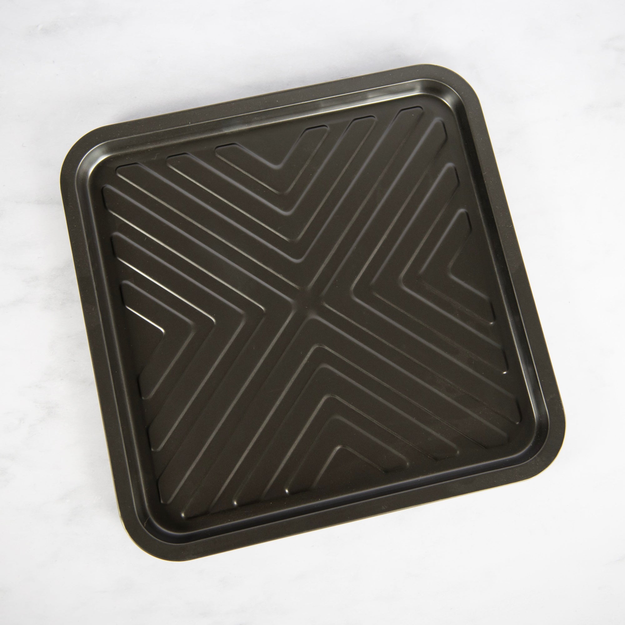 Crisper oven outlet tray