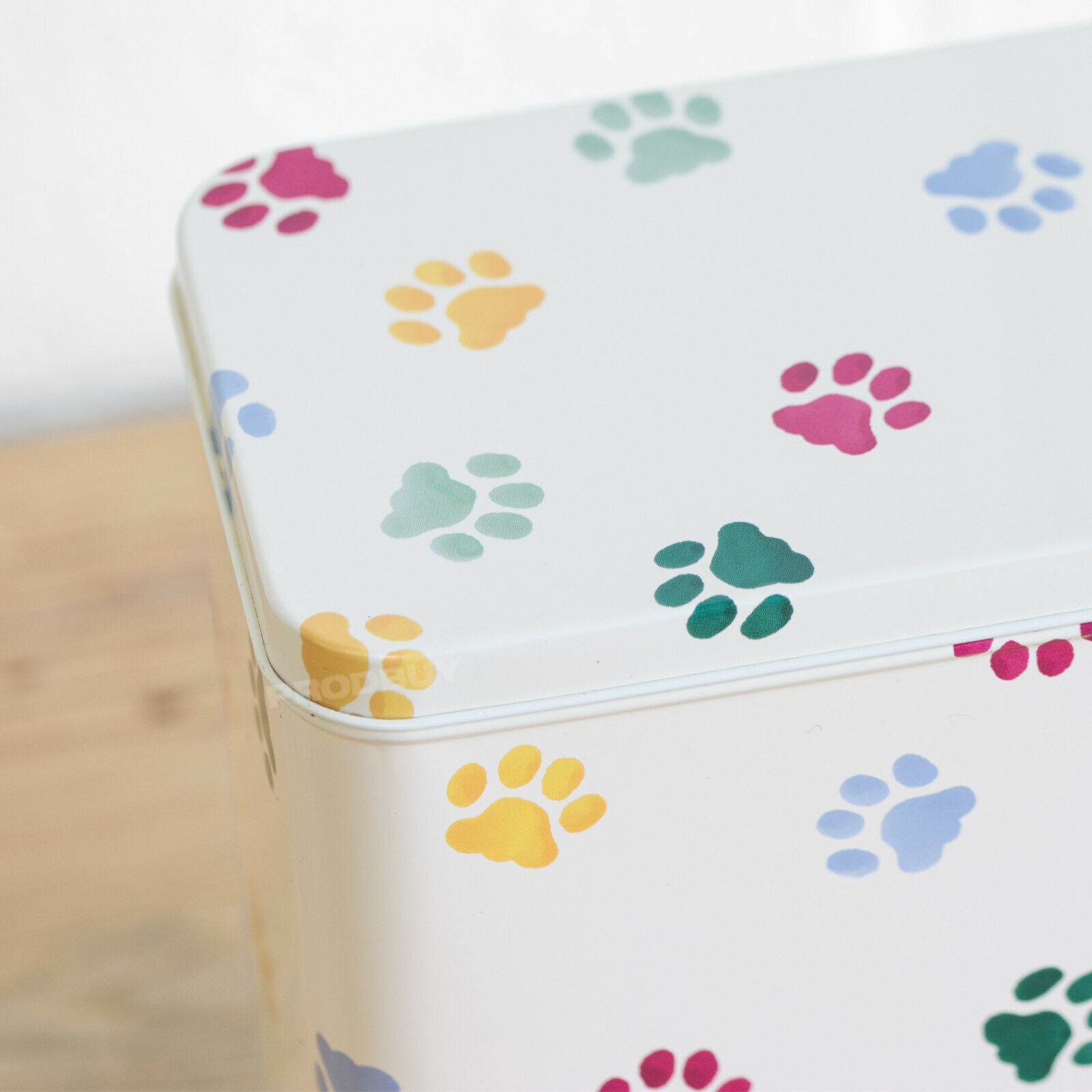 Store and paw clearance food storage bin