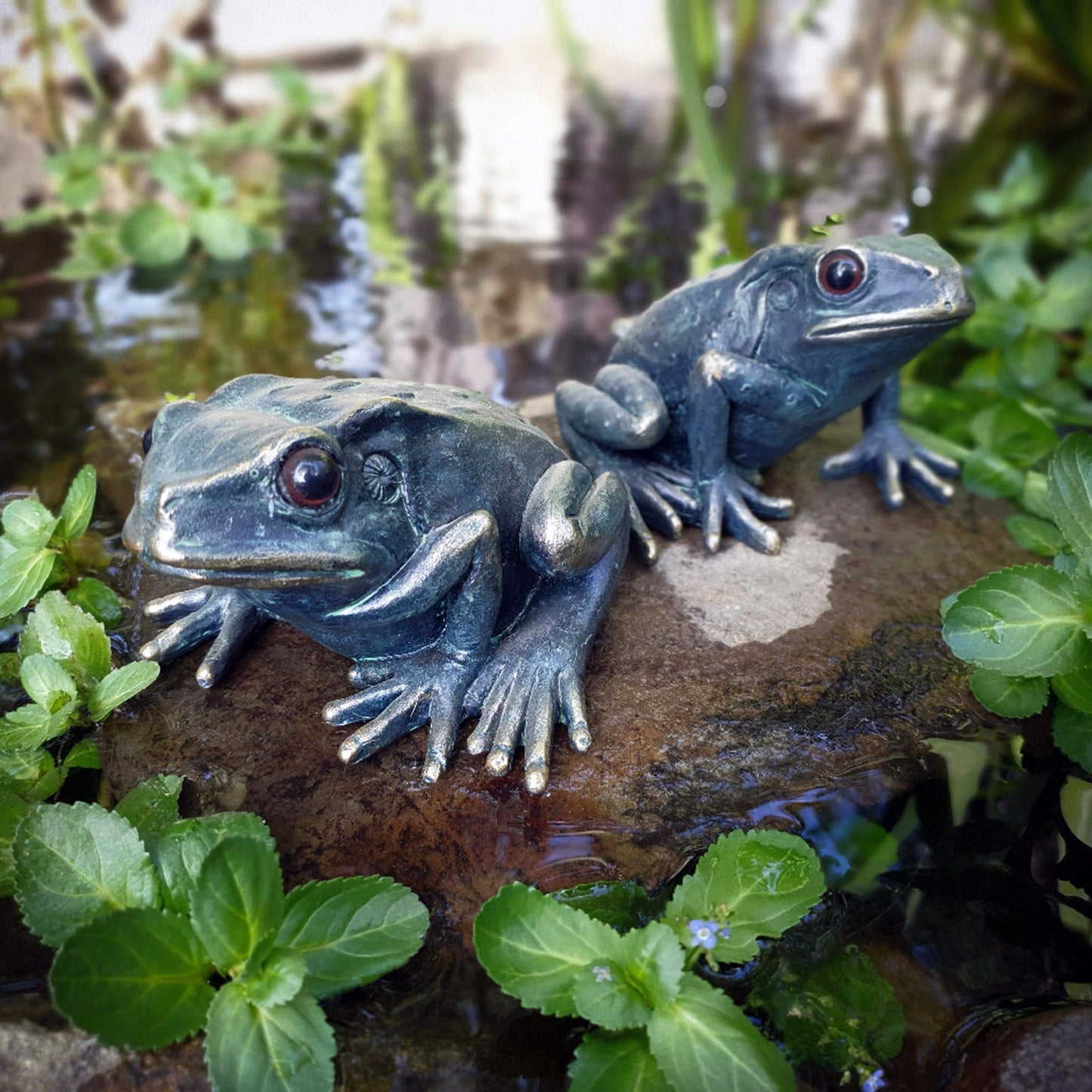 Set of 2 Frogs Resin with Antique Bronze Effect Finish