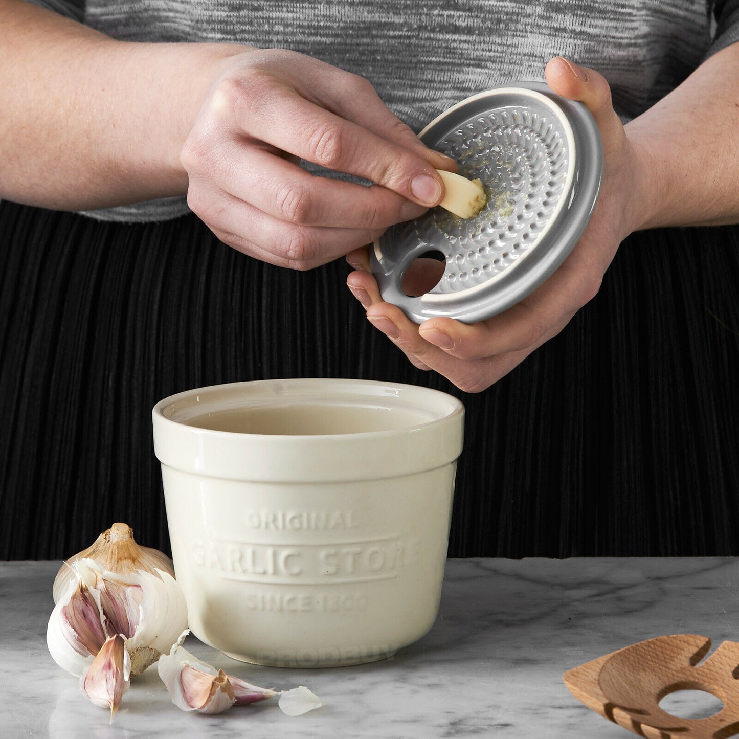 Garlic Store Glazed Ceramic Storage Pot With Grater Lid